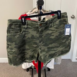 NWT Universal Thread camo shorts